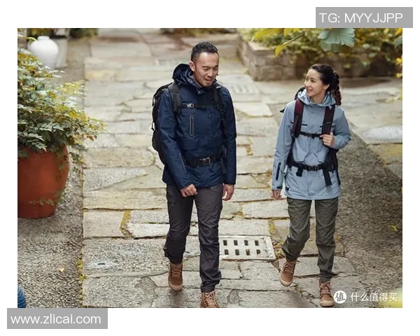 适合春秋季节的户外冲锋衣推荐让你畅享自然探险的最佳选择